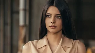 Η Άννα Μπεζάν φιλάει την 7 μηνών κόρη της και δηλώνει ερωτευμένη