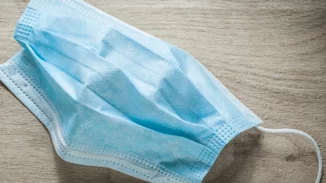 Με μάσκα και τον Μάιο στους εσωτερικούς χώρους | Δεν έχει κλειδώσει η κατάργηση από την 1η Ιουνίου, λέει ο Πλεύρης