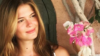 Αμαλία Κωστοπούλου | Ποζάρει με mini λευκό φόρεμα, πιο κομψή από ποτέ