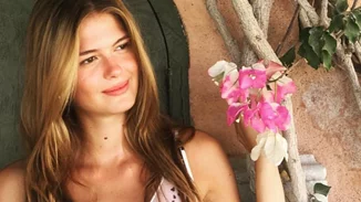 Αμαλία Κωστοπούλου | Ποζάρει με mini glam dress δια χειρός Celia Kritharioti και εντυπωσιάζει με τα καλλίγραμμα πόδια της