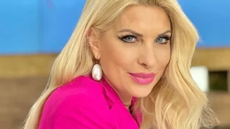 Η Ελένη Μενεγάκη αγκαλιά με τον Σάκη Ρουβά και τον Ηλία Ψινάκη σε μία σπάνια φωτογραφία, 30 χρόνια πριν