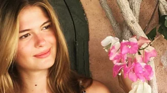 Αμαλία Κωστοπούλου | Χορεύει ξέφρενα με τον μπαμπά της, καλωσορίζοντας τη νέα χρονιά