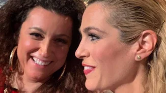 "Πηγαίνοντας τη νονά βόλτα" | Η κόρη της Τζένης Μπότση σπρώχνει το καροτσάκι της Κατερίνας Βρανά