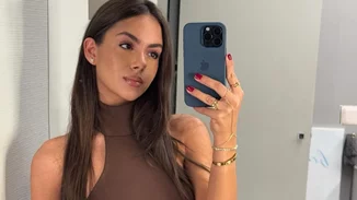 Η Νταίζη Νίκα ποζάρει σε πολυτελές σαλόνι λίγο πριν τον πολυαναμενόμενο γάμο της αδερφής της με τον Κωνσταντίνο Αργυρό