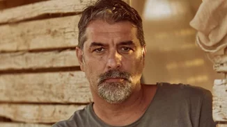 Βασίλης Μπισμπίκης | Η σπάνια φωτογραφία του 9χρονου, κατάξανθου γιου του