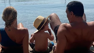 Ο Παναγιώτης - Αντώνιος Κικίλιας βρέχει με το λάστιχο τον Βασίλη Κικίλια και το Instagram "λιώνει" - Το γλυκό στιγμιότυπο μπαμπά-γιου από τις διακοπές τους