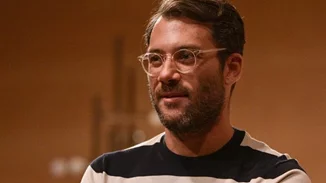 Αντίνοος Αλμπάνης | "Τη νύχτα που η Ελλάδα πνιγόταν  εμείς πηγαίναμε στους ημιτελικούς των Emmy Awards σαν την μπάντα του Τιτανικού…"