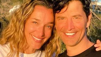 Η υπέροχη στιγμή που ο Σάκης Ρουβάς σταματάει το τραγούδι και φιλάει με πάθος την Κάτια Ζυγούλη