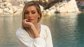 Η Ζέτα Δούκα με μαύρο μπικίνι | Φωτογραφίζεται από τη Μαρία Ναυπλιώτου και εντυπωσιάζει με τους γραμμωμένους της κοιλιακούς