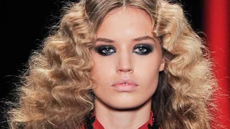 Μαλλιά που φριζάρουν υπερβολικά; Τα κατάλληλα προϊόντα για να τα τιθασεύσεις