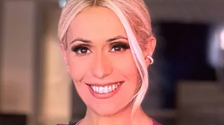 Μαρία Μπακοδήμου | Kαταπολεμάει τον καύσωνα φορώντας μόνο την πετσέτα της