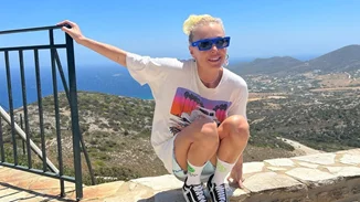 Τάμτα | Ποζάρει με μαγιό και μας δείχνει το γυμνασμένο της κορμί σε ένα βίντεο γεμάτο καλοκαίρι