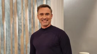 Γιώργος Καπουτζίδης | "Έκανα τρύπες στα αυτιά μου. Ήταν η κρίση των 50 και μου κόστισε 10 ευρώ"