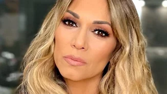 Η Έλλη Κοκκίνου έφερε το καλοκαίρι μέσα στο φθινόπωρο | Το κοστούμι με το έντονο χρώμα και τα ψηλοτάκουνα πέδιλα