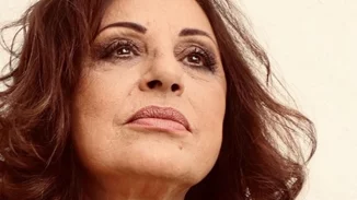 Χάρις Αλεξίου | Ποζάρει στην παραλία με λευκό ψάθινο καπέλο και το σκυλάκι της αγκαλιά