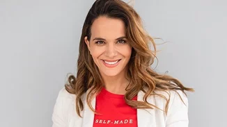 Απίστευτη ομοιότητα | Η Ελιάνα Χρυσικοπούλου ποζάρει με τις δύο κούκλες αδερφές της