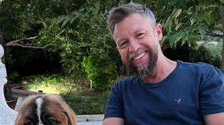 Ο Γιάννης Βαρδής και η 7χρονη κατάξανθη κόρη του, Κατερίνα, είναι πραγματικά ολόιδιοι