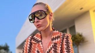 Baywatch moment | Η Τάμτα ποζάρει στην πισίνα του σπιτιού της με κατακόκκινο ολόσωμο μαγιό