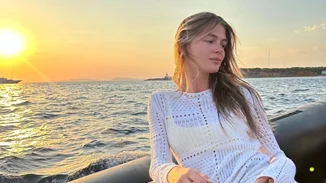 Γίνεσαι νονά; Η Αμαλία Κωστοπούλου, άθελά της, σου προτείνει το ιδανικό λευκό φόρεμα