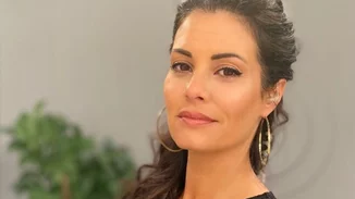 Μαρία Κορινθίου | Ποζάρει με λευκό τζιν και μας δείχνει τα καλλίγραμμα πόδια της