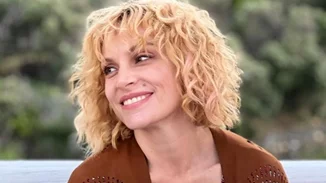 Ελεωνόρα Ζουγανέλη | Το επιβλητικό νυφικό που επέλεξε, "έδεσε" απρόσμενα με τον νησιώτικο γάμο της