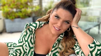 Σέξι, όμορφη και χαμογελαστή | Η Δανάη Μπάρκα ποζάρει με υπέροχο ολόσωμο μαγιό και "ρίχνει" το Instagram