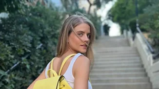 Η Δανάη Μιχαλάκη είναι πιο όμορφη από ποτέ | Το λιτό outfit και το κόκκινο κραγιόν που λατρέψαμε