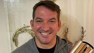 Νικόλας Δήμας | Η σπάνια δημόσια εμφάνιση και η εντυπωσιακή ομοιότητα με τον πατέρα του, Πύρρο Δήμα