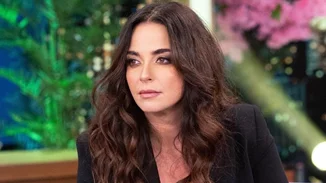 Η βιβλιοθήκη της Σοφίας Φαραζή μοιάζει βγαλμένη από τα ‘90s | Η μεγάλη συλλογή από ταινίες, σειρές και cd