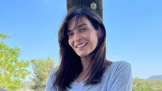 Η Αντιγόνη Κουλουκάκου πιο όμορφη από ποτέ | Ποζάρει με εφαρμοστό, λιλά φόρεμα, δίπλα στους συμπρωταγωνιστές της