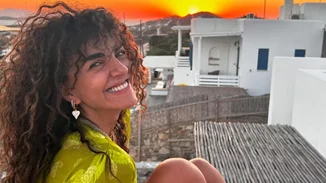 Η Μαρία Σολωμού με το πιο απρόσμενο (αλλά πολύ κομψό) χρώμα πεντικιούρ για καλοκαίρι