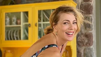 Σμαράγδα Καρύδη | Το ασπρόμαυρο κλικ με τον πατέρα της στην είσοδο του δημοτικού σχολείου όπου φοίτησε