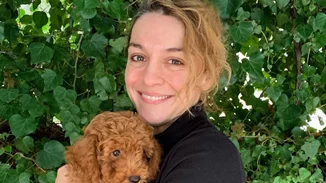 Αγνώριστη η Γιούλικα Σκαφιδά | Η δημόσια εμφάνιση με πλατινέ μαλλιά και κατακόκκινο κραγιόν