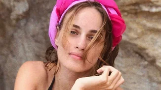 Μαρία Βοσκοπούλου | Ποζάρει topless σε μία φωτογραφία που θυμίζει σκηνικό ταινίας