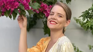 Δανάη Μιχαλάκη | Ποζάρει με ρετρό μπικίνι και ψηλόμεσο σορτς ενθουσιάζοντας τους followers της