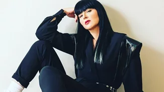 Ζενεβιέβ Μαζαρί | Ποζάρει στο φακό του συζύγου της με ένα σέξι ολόσωμο μαγιό με cut outs