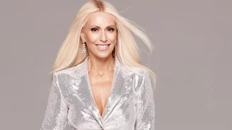 Mαρία Μπακοδήμου | Αυτό είναι το υπέροχο σαλόνι της με τους γκρι τοίχους και τους τεράστιους πίνακες