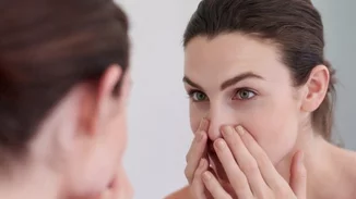 Η μικρή (και θαυματουργή) κίνηση που θα σε απαλλάξει από το ενοχλητικό πρήξιμο στα μάτια