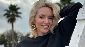 Καλομοίρα αλά Baywatch | Κάνει διάδρομο γυμναστικής φορώντας το πιο σέξι, κόκκινο, ολόσωμο κορμάκι