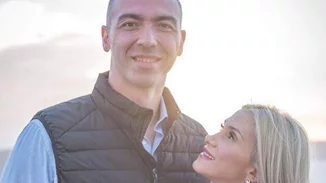 Αλέξανδρος Νικολαΐδης | Η συγκινητική φωτογραφία της Δώρας Τσαμπάζη με τα παιδιά τους μπροστά από το γκράφιτι του Ολυμπιονίκη