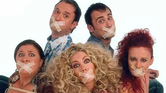 "Στο Παρά Πέντε" | Η επιτυχημένη σειρά του Γιώργου Καπουτζίδη έγινε 18 ετών και ο Αργύρης Αγγέλου το γιόρτασε με τον πιο γλυκό τρόπο