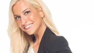 Μαρία Αναστασοπούλου | Το πιο πολυσυζητημένο πρόσωπο της ελληνικής τηλεόρασης λατρεύει το office look και τα πολύχρωμα φορέματα