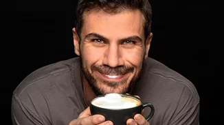 Άκης Πετρετζίκης | Παρακολουθεί την εκπομπή του αγκαλιά με τον γιο του και το Instagram "λιώνει"