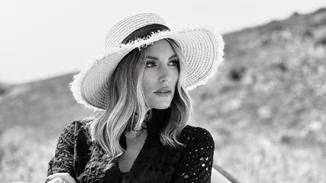 Η Αθηνά Οικονομάκου έφερε την άνοιξη στο σαλόνι της - η μοντέρνα βιβλιοθήκη και το απίθανο τραπέζι γεμάτο λουλούδια [εικόνες]