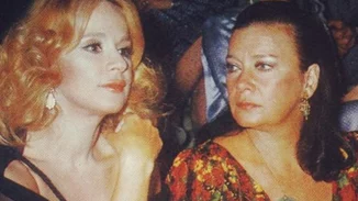 Στα πρώτα χρόνια της δραματικής | Ο Δημήτρης Παπαμιχαήλ ποζάρει αγκαλιά με την Αλίκη Βουγιουκλάκη και την Τζένη Καρέζη