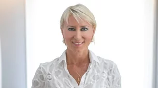 Νατάσα Παζαΐτη | Σπάνια εμφάνιση με το ωραιότερο κοστούμι της άνοιξης