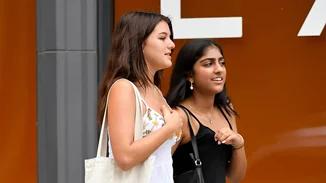 Η Suri Cruise κάνει αιτήσεις σε πανεπιστήμια και ο Tom Cruise δεν έχει ιδέα για τις επιλογές της κόρης του