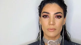 Ήβη Αδάμου | Φτιάχνει πασχαλινό τσουρέκι μαζί με την πεθερά της