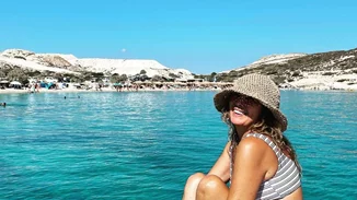 Η Σοφία Αλιμπέρτη με μαγιό στα 56 της χρόνια δεν έχει να ζηλέψει τίποτα από το νεότερο εαυτό της