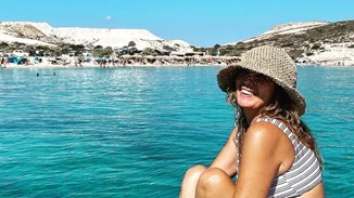 Η Σοφία Αλιμπέρτη πιο όμορφη από ποτέ | Με λευκό, αέρινο φόρεμα στο ηλιοβασίλεμα της Πάρου